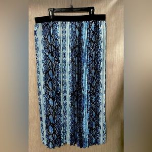 Women’s Blue snake skin pattern Skirt size Large 18Wx36L 100% polyester